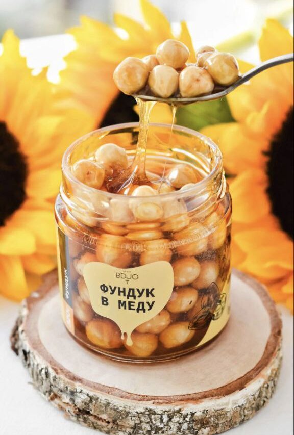 Фундук в меду