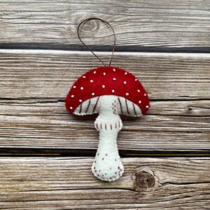 Іграшка-прикраса з фетру "Мухомор"