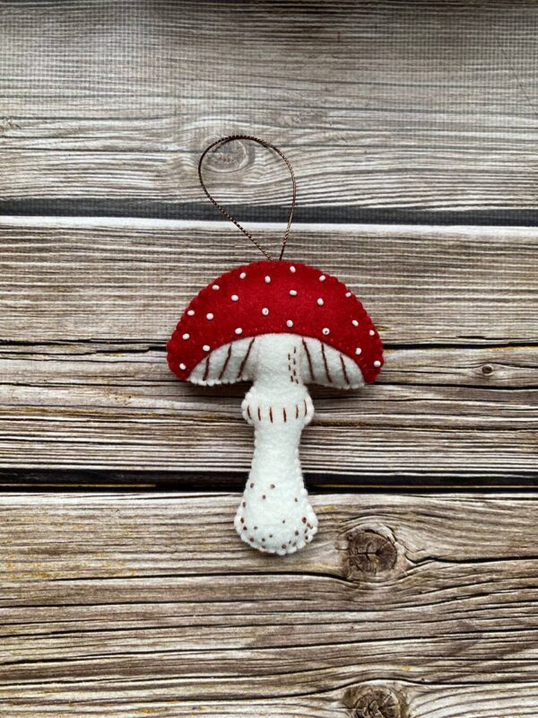 Іграшка-прикраса з фетру "Мухомор"