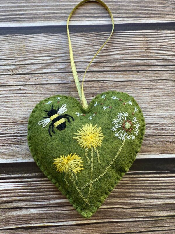 Іграшка-прикраса "Серденько з бджілкою"
