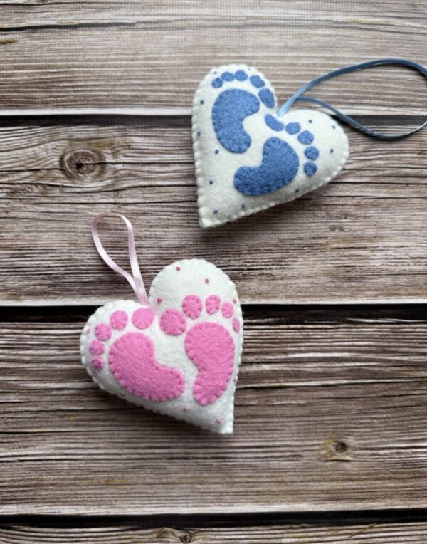 Іграшка-прикраса "Серце зі стопами"