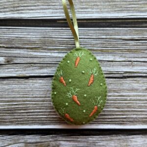 Іграшка-прикраса "Яйце з морквинами"