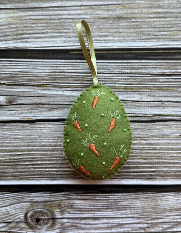 Іграшка-прикраса "Яйце з морквинами"